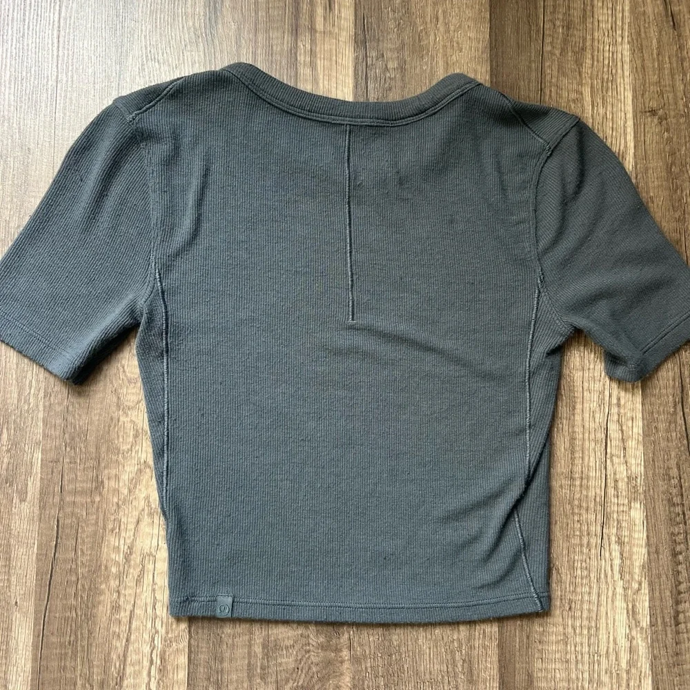 Lululemon Hold Tight Crop shirt short sleeve size women’s 2 Grey - Picture 3 of 7